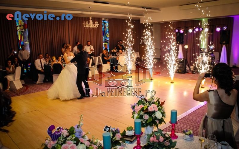 ursitoare-divertisment-evenimente-petreceri-tematice-dj-photobooth-fum-greu-gheata-carbonica-sonorizare-si-lumini-video-foto-organizari-evenimente--office-8228-684.png