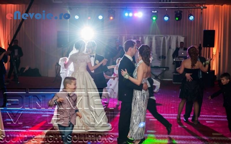 6dj-formatie-muzicala-fum-greu-gheata-carbonica-sonorizare-si-lumini-video-foto-organizari-nunti-si-botezuri-organizari-evenimente--pfa-boitor-ma.png